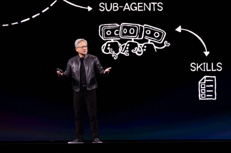 젠슨 황 엔비디아 최고경영자(CEO)가 16일(현지시간) 미국 캘리포니아 새너제이 SAP센터에서 열린 'GTC 2026' 기조연설에서 발언하고 있다. 게티이미지연합뉴스