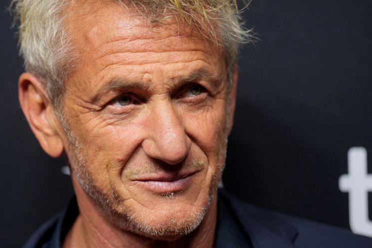 American actor and director Sean Penn, who won the Best Supporting Actor award at the U.S. Academy Awards, was reported to have visited Ukraine instead of attending the ceremony. Reuters Yonhap News