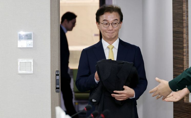 6·3 지방선거 부산시장에 도전하는 전재수 더불어민주당 의원이 17일 서울 여의도 민주당 중앙당사에서 열린 광역단체장 후보 면접에 입장하고 있다. 연합뉴스