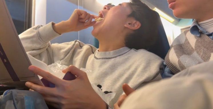 유튜브 채널 '하말넘많'에서 창억떡의 호박인절미를 먹고 있는 모습. 유튜브 채널 '하말넘많' 영상 캡처