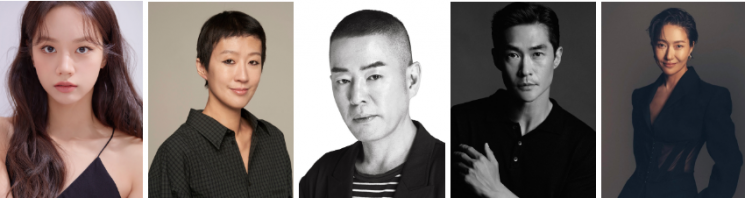 从左起为演员 Lee Hyeri、节目主持人 Hong Jinkyung、创意总监 Jung Ukjun、演员 Bae Jungnam、造型师 Choi Siljang。