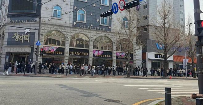 지난 주말 창억떡을 먹기 위해 길게 늘어선 줄. SNS 캡처