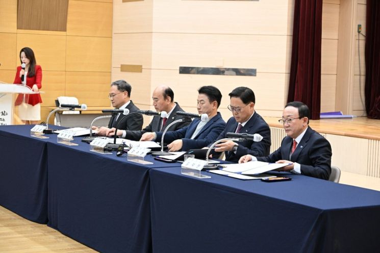 동두천시가 17일 의정부시청 태조홀에서 열린 '경기북부(경원권) 5개 시·군 공동선언'에서 과천경마공원 이전과 방산혁신클러스터 경기북부 유치를 위해 공동 대응에 나섰다. 동두천시 제공