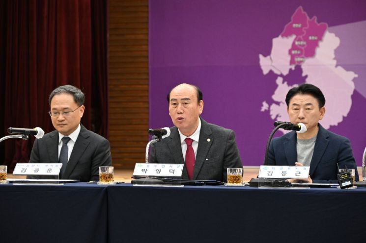 동두천시가 17일 의정부시청 태조홀에서 열린 '경기북부(경원권) 5개 시·군 공동선언'에서 과천경마공원 이전과 방산혁신클러스터 경기북부 유치를 위해 공동 대응에 나섰다. 동두천시 제공