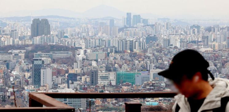 서울 남산 전망대에서 바라본 시내 곳곳에 아파트 단지가 빼곡하게 들어서 있다. 연합뉴스