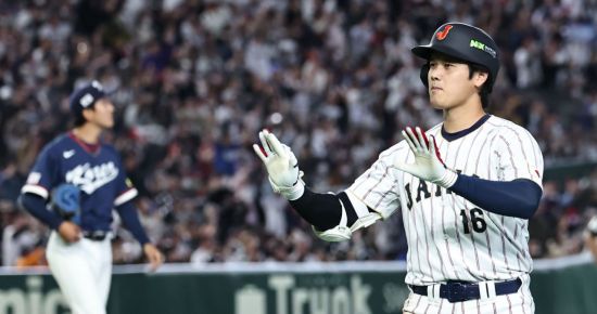 오타니 쇼헤이가 지난달 7일 일본 도쿄돔에서 열린 2026 WBC 조별리그 C조 2차전 대한민국과 일본의 경기에서 3회말 1사 우중간 솔로 홈런을 치고 그라운드를 돌고 있다. 연합뉴스