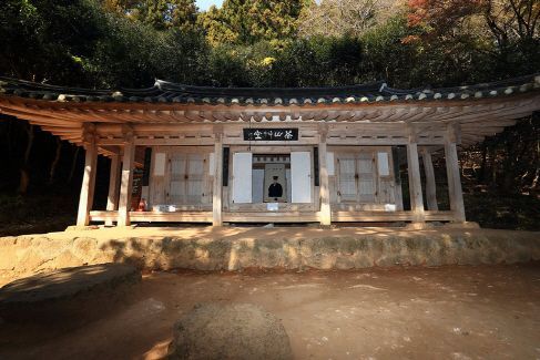 位于全罗南道康津郡道岩面万德山上的茶山丁若镛在流放期间潜心治学之地——茶山草堂。全罗南道康津郡提供