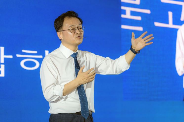 17日，共同民主党高阳市长预备候选人 Min Kyungseon 正在发表为改善高阳市居住环境、恢复市民财产权而提出的居住创新竞选承诺。