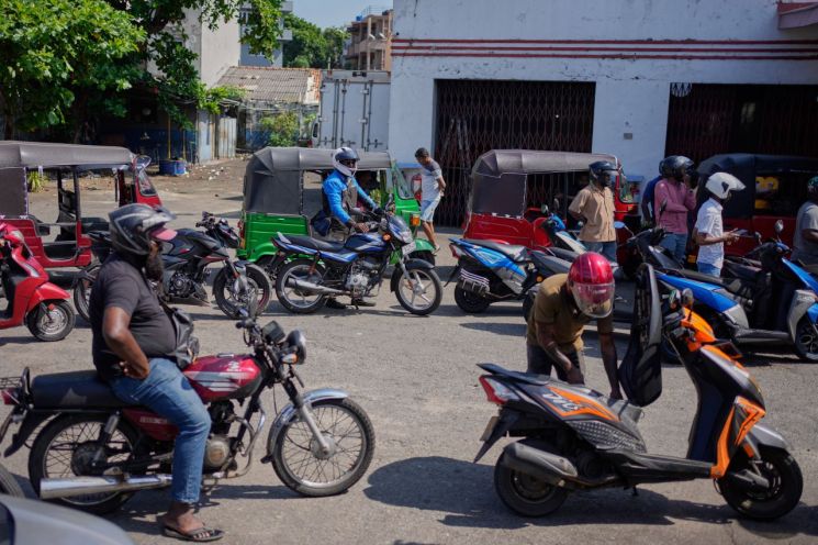 지난 15일 스리랑카 콜롬보에서 사람들이 연료 구매를 위해 줄을 서고 있다. AP연합뉴스