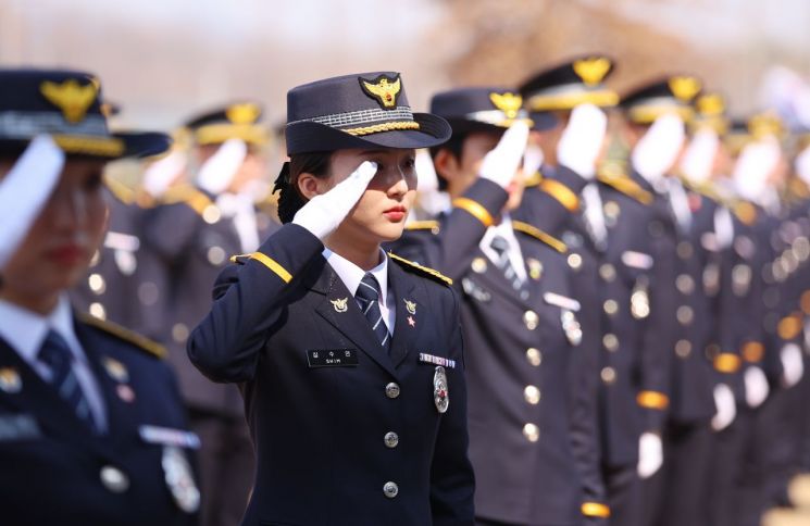 신임 경위ㆍ경감 경찰관들이 17일 충남 아산 경찰대학에서 열린 합동 임용식에서 이재명 대통령에게 경례하고 있다. 2026.3.17 연합뉴스