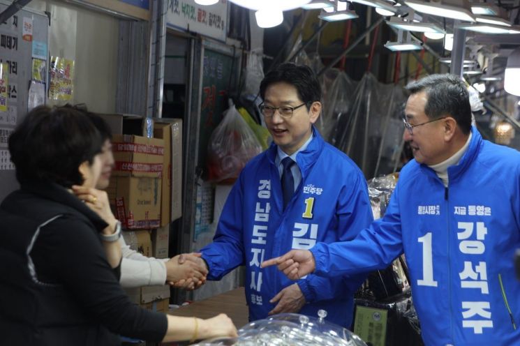김경수 더불어민주당 경남도지사 예비후보가 통영 중앙시장에서 상인들을 만나고 있다. 더불어민주당 경남도당 제공