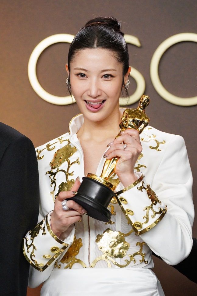 가수 이재가 아카데미 시상식에서 기념촬영을 하고 있다. 연합뉴스