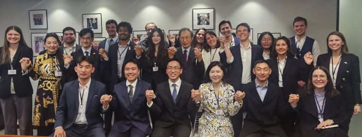 이명박 전 대통령이 17일 서울 서초구 청계재단에서 열린 하버드대 케네디스쿨의 동아리 '코리아 코커스' (Korea Caucus) 회원들과 간담회에서 기념 촬영하고 있다. 이명박 재단