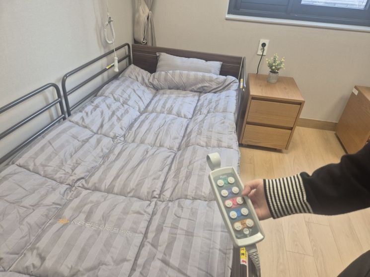 서울 강동구에 위치한 KB골든라이프케어의 프리미엄 요양시설 '강동 빌리지 내부 침대. 낙상 방지를 위한 시스템이 설치되어 있다. 이은주 기자