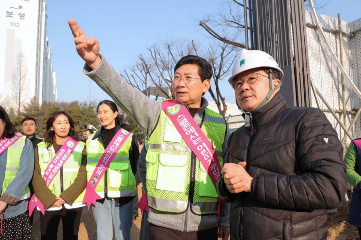 이상일 시장이 지난 17일 역북초에서 체육관 신축 현장을 점검하고 있다. 용인시 제공