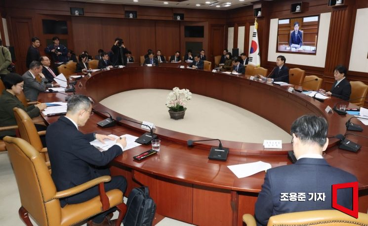 구윤철 경제부총리 겸 재정경제부 장관이 18일 서울 종로구 정부서울청사에서 열린 비상경제장관회의 겸 공급망안정화위원회에 참석, 중동상황 관련 및 AI 응용제품 상용화 지원사업 등에 대해 발언하고 있다. 2026.3.18 조용준 기자