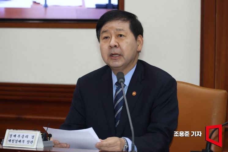 구윤철 경제부총리 겸 재정경제부 장관이 18일 서울 종로구 정부서울청사에서 열린 대외경제장관회의에 참석해 대미 통상 현안 등 안건에 대해 발언하고 있다. 2026.3.18 조용준 기자