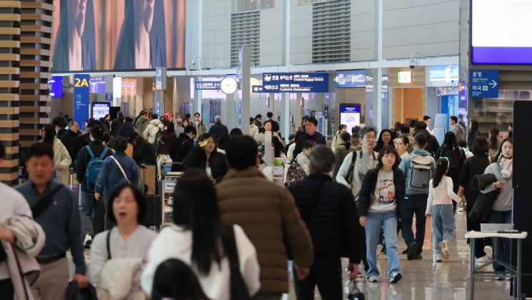 여행객으로 붐비는 인천공항 모습. 연합뉴스
