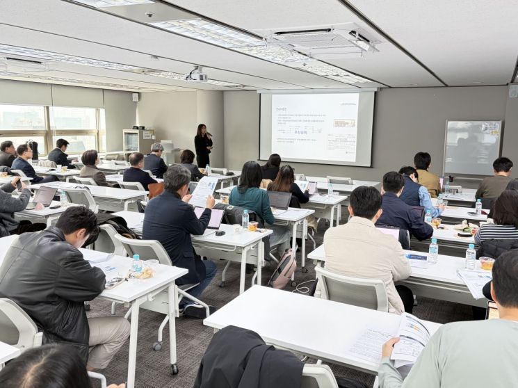 김현주 국립보건연구원 신종바이러스·매개체연구과 보건연구관은 17일 서울 종로구 HJ비즈니스센터에서 열린 미디어아카데미에서 니파바이러스 치료제 개발 현황에 대해 설명하고 있다. 한국과학기자협회