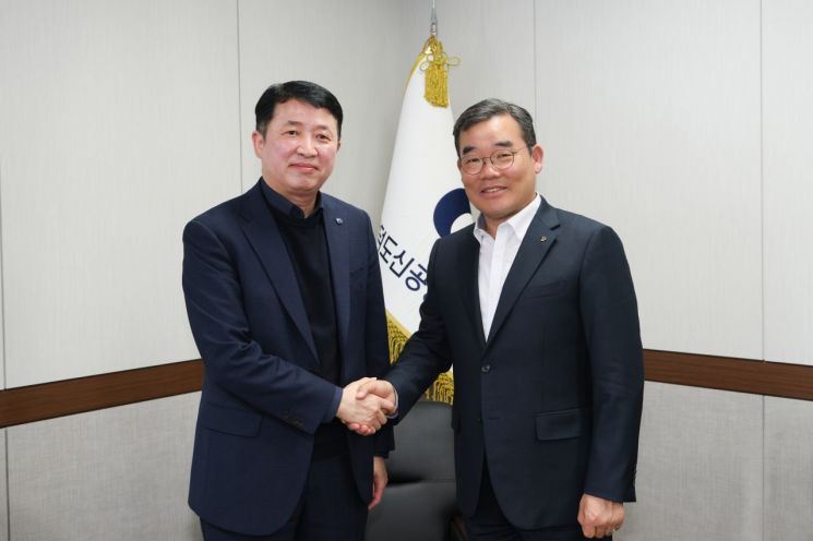 김보현 대우건설 대표(오른쪽)와 이윤상 가덕도신공항건설공단 이사장이 17일 부산 공단 본사에서 면담 후 악수하고 있다. 대우건설 제공