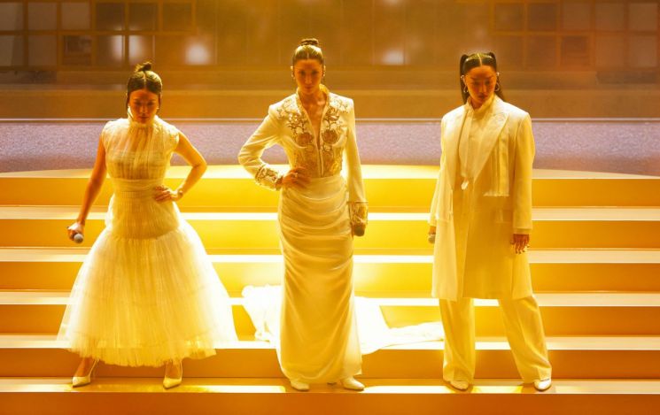 이번 시상식에서는 '골든' 공연 일부가 축소된 점도 도마 위에 올랐다. 이에 대해 밀스 부사장은 "의도된 연출"이라고 설명했지만, 작품보다 방송 흐름을 우선한 결정이라는 비판이 나온다. 로이터연합뉴스