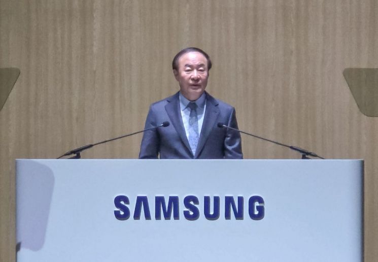 18일 제57기 삼성전자 정기주주총회 의장을 맡은 전영현 삼성전자 대표이사 부회장 겸 디바이스솔루션(DS)부문장이 인사말을 하고 있다. 김진영 기자