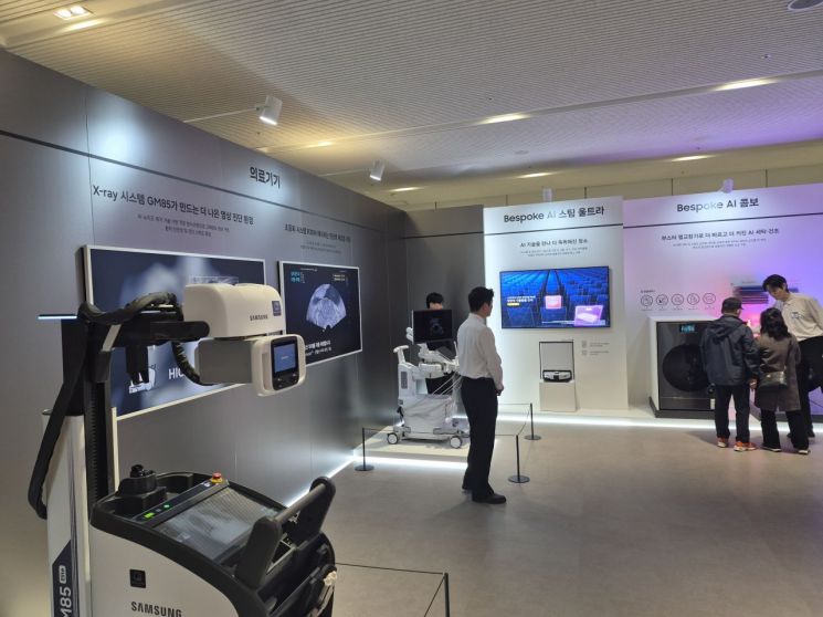 18일 제57기 삼성전자 정기주주총회 현장에 주주들이 전시된 비스포크 AI 가전 제품과 의료기기 제품들을 구경하고 있다. 김진영 기자