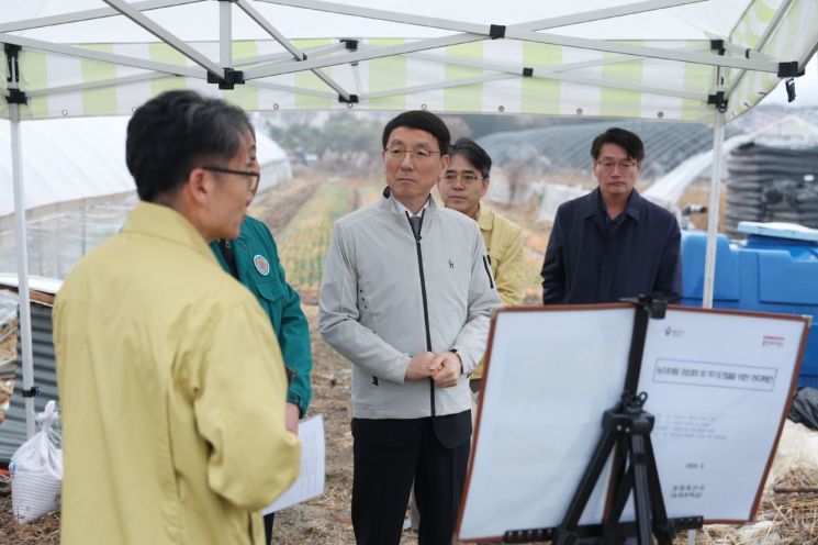 김성중 경기도 행정1부지사가 농업경영과 무관하게 이용되는 농지 관련 보고를 받고 관계자와 이야기를 나누고 있다. 경기도 제공