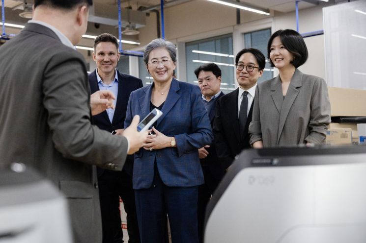 최수연 네이버 대표(오른쪽)와 리사 수 AMD 최고경영자(CEO·오른쪽)가 18일 오전 네이버랩스 연구실에서 네이버랩스의 로봇에 대한 설명을 듣고 있다. 네이버