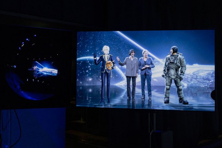 최수연 네이버 대표(왼쪽)와 리사 수 AMD 최고경영자(CEO)가 네이버 사옥 내 마련된 '비전 스튜디오'에서 버추얼 콘텐츠를 체험하고 있다. 네이버