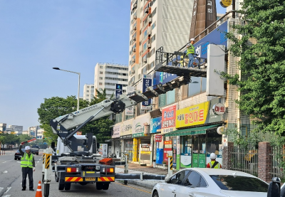 지난해 노후간판 정비하는 모습. 광주 서구 제공