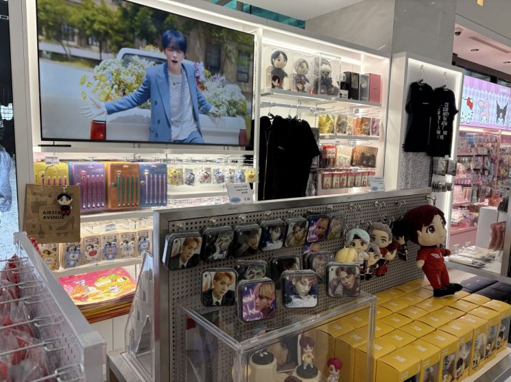 신세계면세점 명동점 11층에 위치한 'K-WAVE존'. 해당 공간은 2023년부터 2025년까지 방탄소년단 전용 공간 ‘스페이스 오브 BTS(SPACE OF BTS)’를 운영되다 지난 1월부터 BTS 굿즈를 포함한 K-팝 굿즈 중심의 ‘K-WAVE존’으로 확대 운영되고 있다. 권재희 기자.