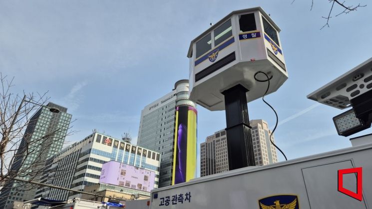 18일 서울 종로구 세종대로에 설치된 현장지휘본부 옆에 CCTV 4대가 달린 고공관측차가 배치돼 있다. 오지은 기자