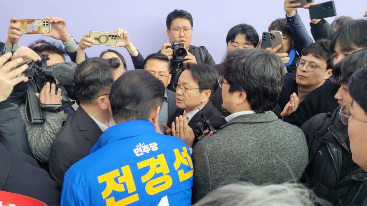 강기정 광주광역시장의 순천 의대 설립 발언에 대해 서부권 시민 및 정치권 관계자들이 항의하고 있는 모습. 심진석 기자