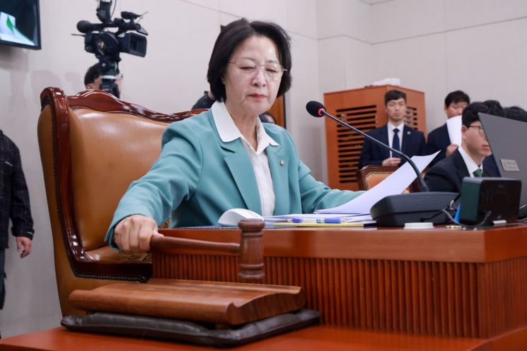 법제사법위원회 전체회의에서 위원장인 추미애 더불어민주당 의원. 연합뉴스