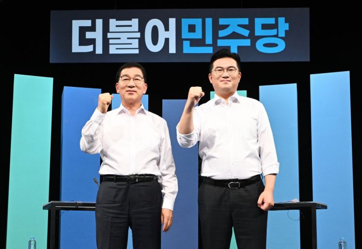 18일 광주 남구 광주문화방송 공개홀에서 열린 더불어민주당 전남광주특별시장 예비경선 B조 합동토론회에 앞서 신정훈 의원(왼쪽), 정준호 의원이 기념 촬영하고 있다. 연합뉴스