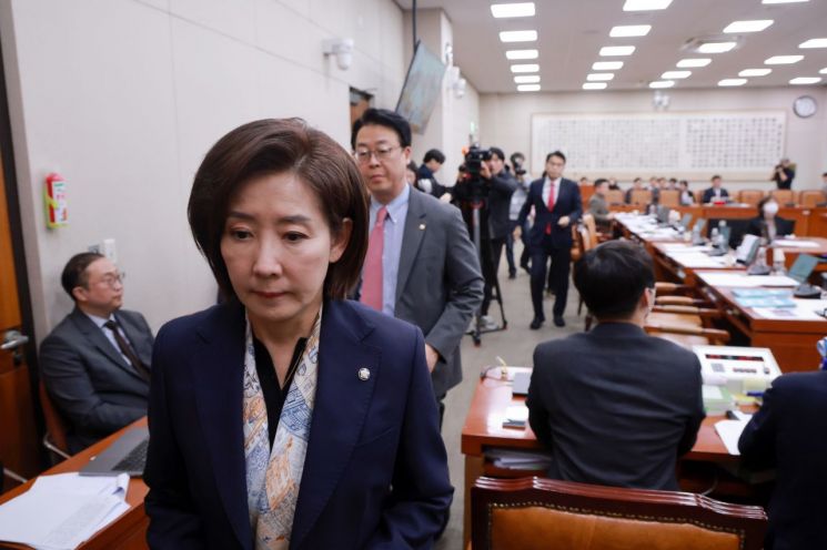 18일 국회에서 열린 법제사법위원회 전체회의에서 국민의힘 나경원 의원 등 법사위원들이 중대범죄수사청 설치법안 표결에 불참하기 위해 회의실에서 퇴장하고 있다. 연합뉴스