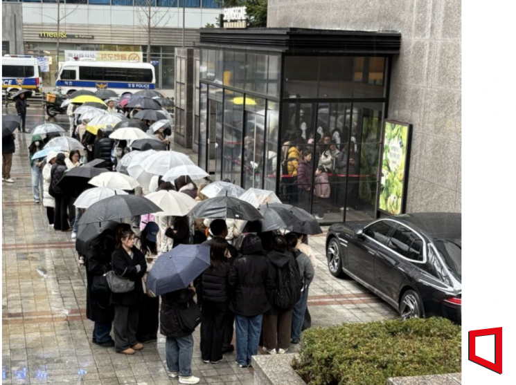 신세계면세점 명동점 입구에서 방탄소년단(BTS) 팬클럽 아미를 비롯한 외국인 관광객들이 입장을 기다리고 있다. 권재희 기자