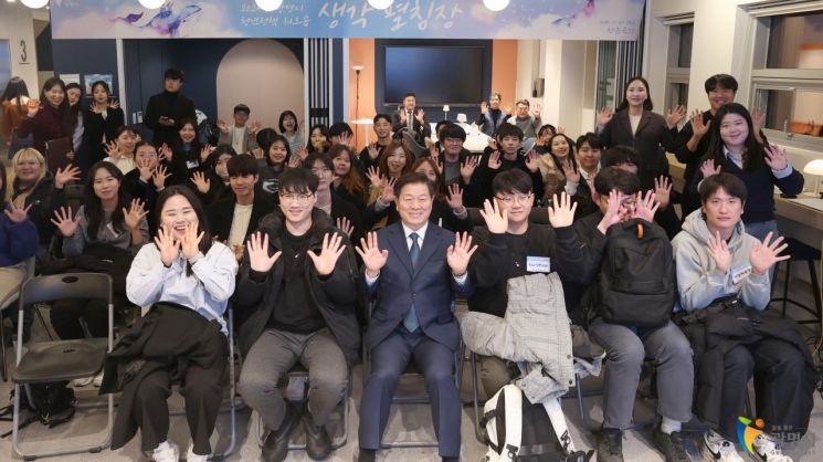 2024년 11월 청춘곳간에서 열린 '청년정책 생각펼침장' 워크숍 참여자들이 기념사진을 촬영하고 있다. 광명시 제공