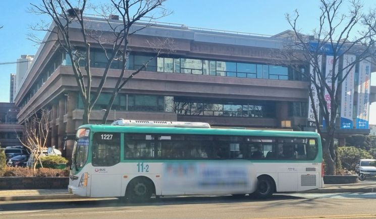 11-2번 버스가 운행 중인 모습. 광명시 제공