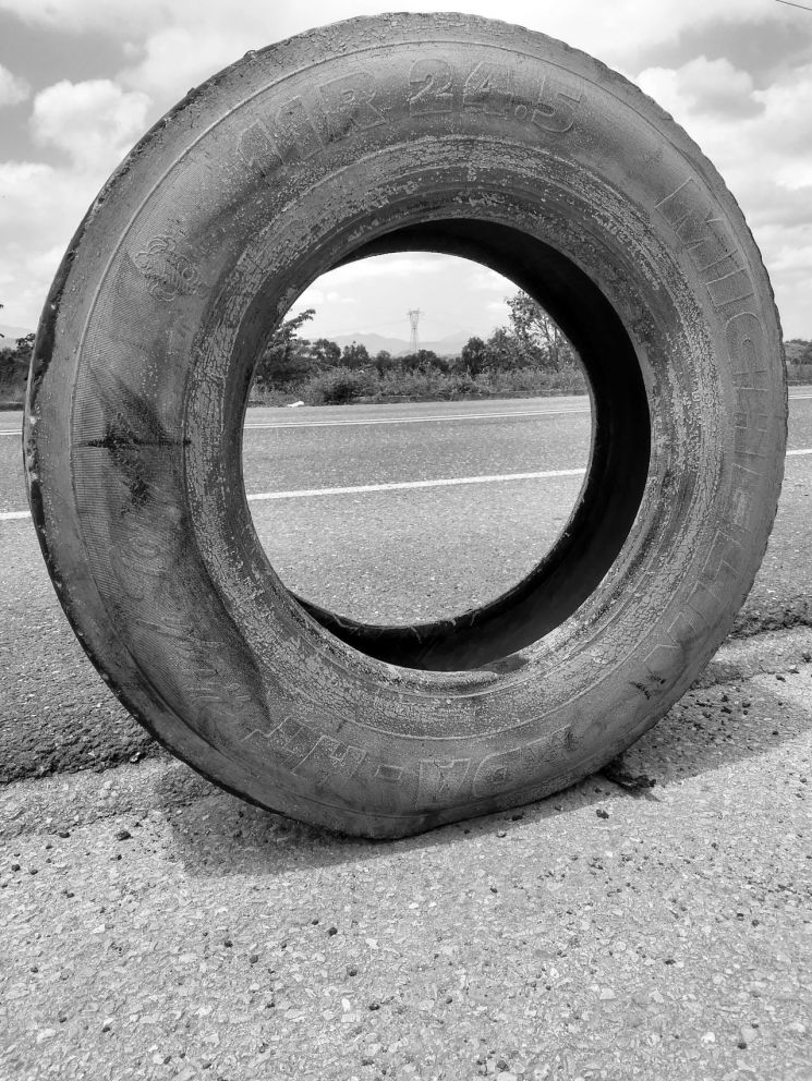 화물차에서 바퀴가 이탈하는 사고가 발생할 경우, 단순 사고를 넘어 형사 책임으로 이어질 수 있다. 만약 정비 불량이나 관리 소홀로 인해 사고가 발생한 것으로 확인될 경우 운전자뿐 아니라 차량 소유주 또는 운송업체까지 업무상 과실치사 혐의가 적용될 수 있다. 사진은 기사의 특정 내용과 관련 없음. 픽사베이