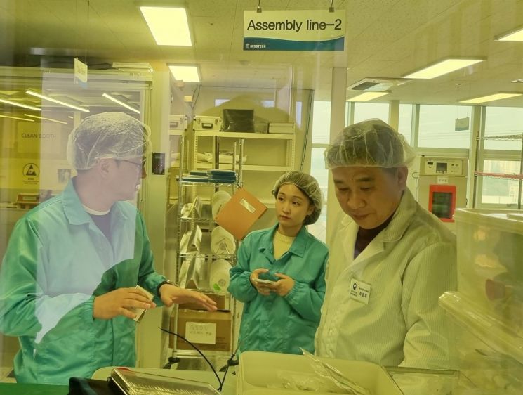 최승재 중소기업 옴부즈만(맨 오른쪽)이 18일 경기 화성시 동탄 방산제품 수출기업 미소테크에서 제품 제조공정에 관한 설명을 듣고 있다. 중소기업 옴부즈만