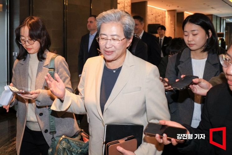 리사 수 AMD 최고경영자(CEO)가 19일 서울 종로구 포시즌스 호텔에서 김성훈 업스테이지 대표와 회동을 마친 뒤 취재진 질문에 답하고 있다. 2026.3.19 강진형 기자