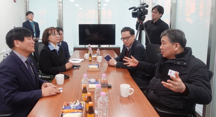 최승재 중소기업 옴부즈만(맨 오른쪽)이 18일 경기 화성시 소공인복합지원센터에서 전자부품 제조 중소기업인들을 만나 대화하고 있다. 중소기업 옴부즈만