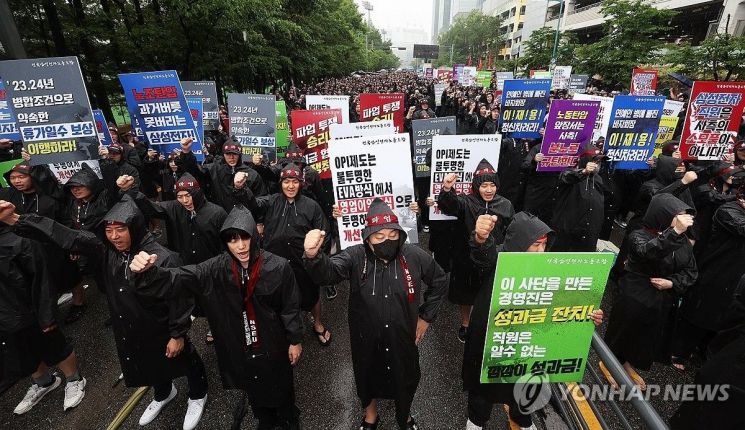 지난 2024년 7월 8일 오전 경기도 화성시 삼성전자 화성사업장 앞에서 열린 전국삼성전자노동조합 총파업 결의대회에서 조합원들이 구호를 외치고 있다. 연합뉴스.