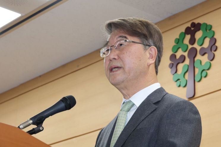김지형 경제사회노동위원회(경사노위) 위원장이 지난 18일 서울 중구 경사노위 대회의실에서 새 정부 제1기 경사노위 출범 브리핑을 하고 있다. 연합뉴스