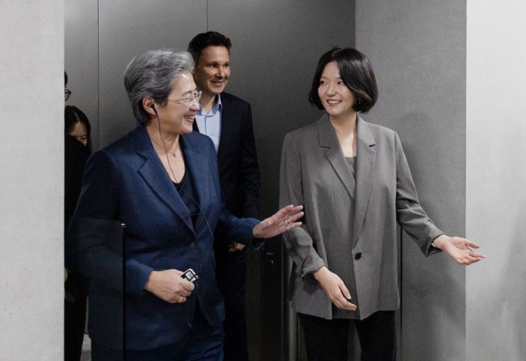 리사 수 AMD CEO가 18일 경기 성남시 네이버 제2사옥 1784를 방문해 최수연 네이버 대표이사와 사옥 내부를 둘러보고 있다. 연합뉴스