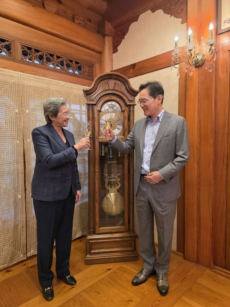 이재용 삼성전자 회장(오른쪽)이 18일 리사 수 AMD 최고경영자(CEO)와 서울 용산구 이태원동에 위치한 삼성그룹 영빈관 승지원에서 만나 기념사진을 촬영하고 있다. 연합뉴스