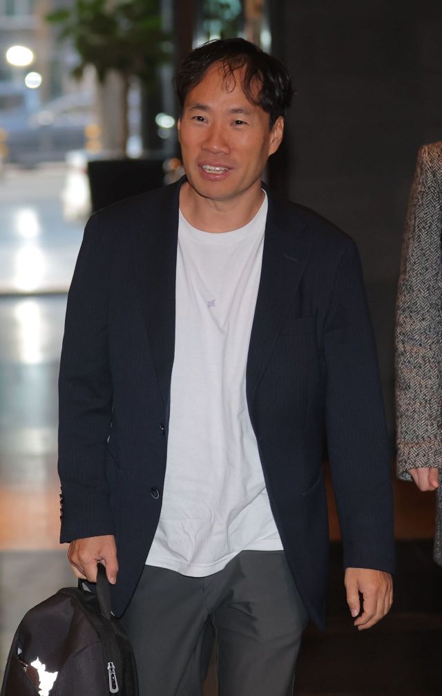 김성훈 업스테이지 대표가 19일 리사 수 AMD 최고경영자(CEO)를 만나기 위해 서울 시내 한 호텔에 들어가고 있다. 연합뉴스
