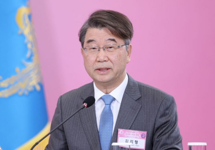 김지형 경제사회노동위원회 위원장이 19일 경사노위 제1기 출범을 맞이해 청와대에서 이재명 대통령 주재로 열린 노동정책 토론회에서 발언하고 있다. 연합뉴스